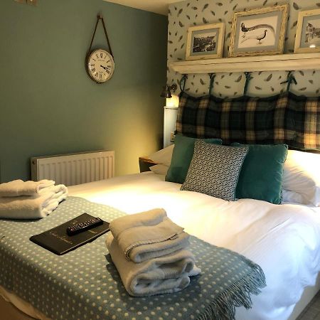 The Golden Pheasant Hotel Burford Bagian luar foto