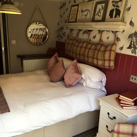 The Golden Pheasant Hotel Burford Bagian luar foto