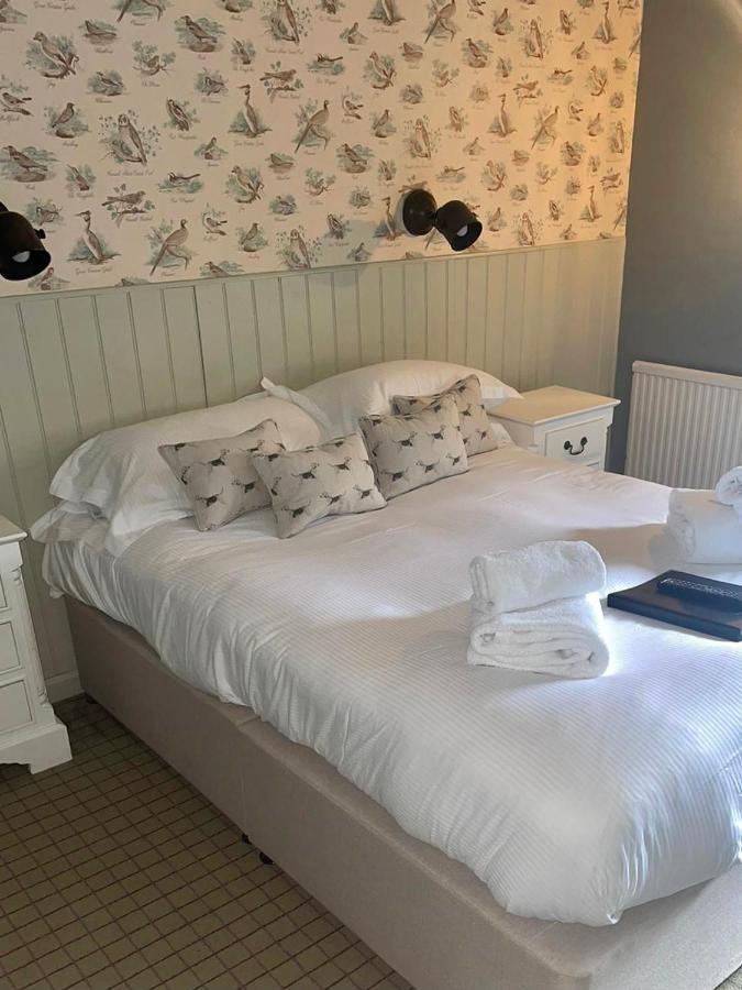 The Golden Pheasant Hotel Burford Bagian luar foto