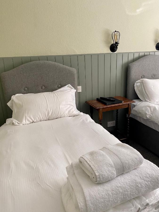 The Golden Pheasant Hotel Burford Bagian luar foto