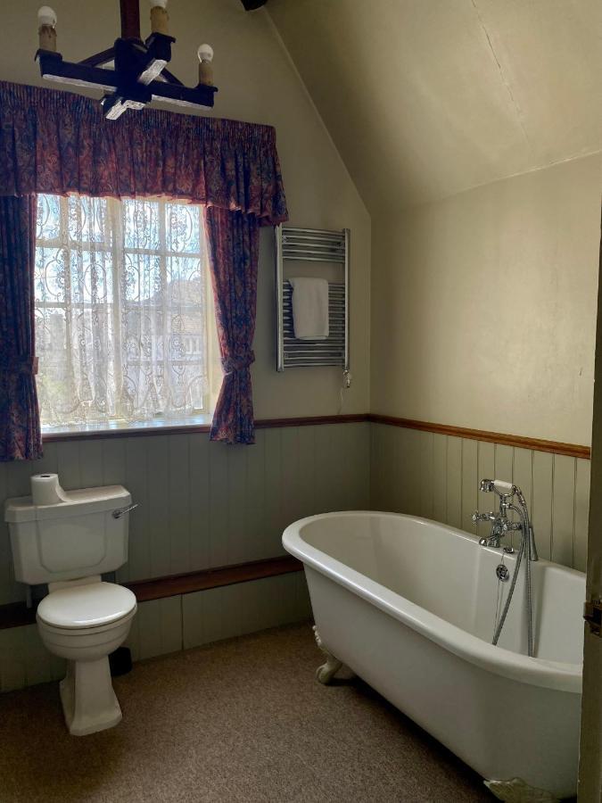 The Golden Pheasant Hotel Burford Bagian luar foto