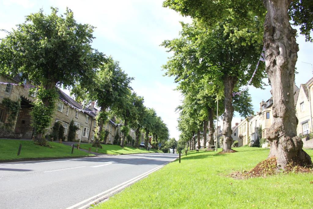 The Golden Pheasant Hotel Burford Bagian luar foto
