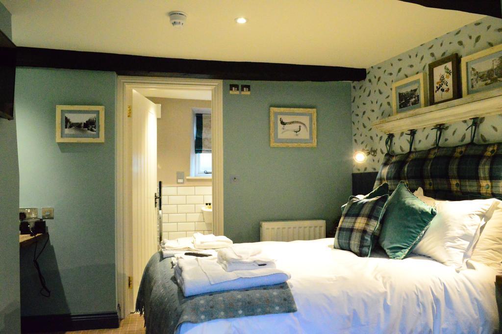 The Golden Pheasant Hotel Burford Ruang foto