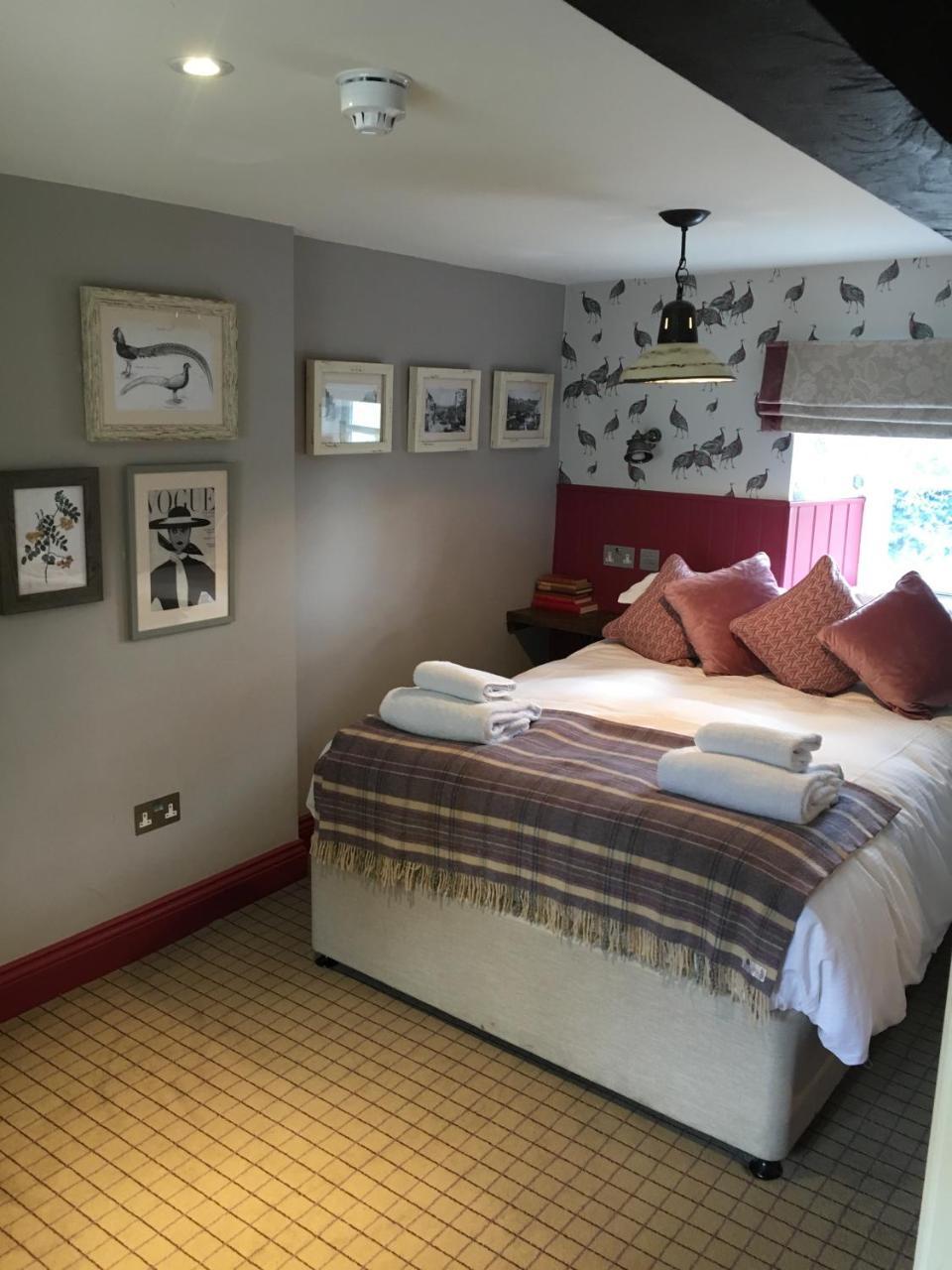 The Golden Pheasant Hotel Burford Bagian luar foto
